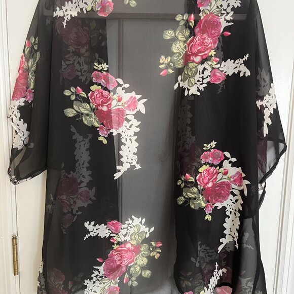 Beautiful Short Sheer Kimono with Floral Design - Picture 2 of 3